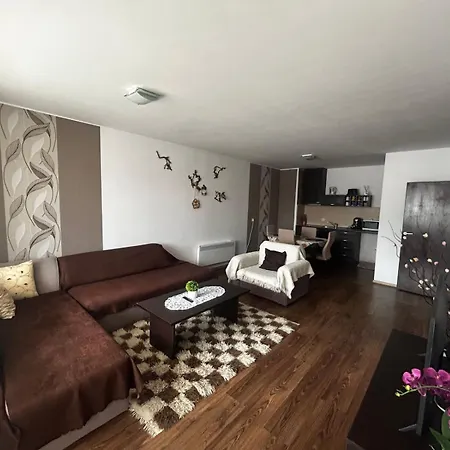 דירה илен 433 Royal Towers בנסקו