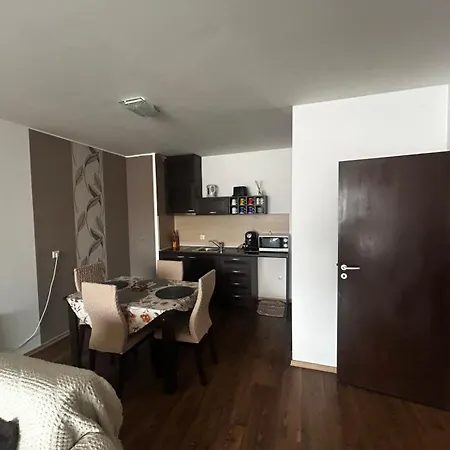 דירה илен 433 Royal Towers